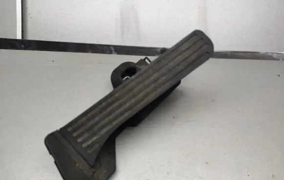 Volkswagen Jetta V Accelerator throttle pedal 1K2721503M