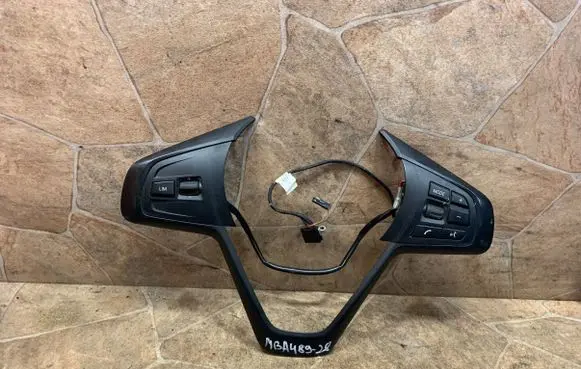 Steering wheel buttons/switches