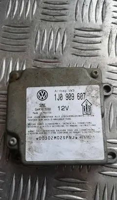 Volkswagen PASSAT B5 Airbag control unit/module 1j0909607