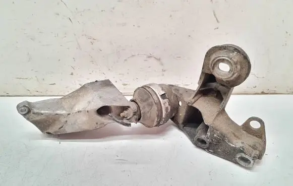 Volkswagen PASSAT B5 Engine mounting bracket 8D0199307P
