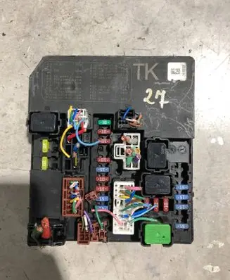 Nissan Juke I F15 Fuse module 284B71TX2B