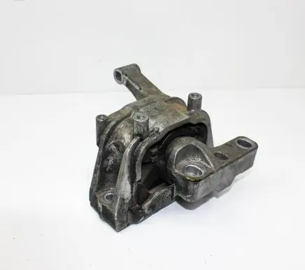 Volkswagen Tiguan Engine mount bracket 5N0199262F