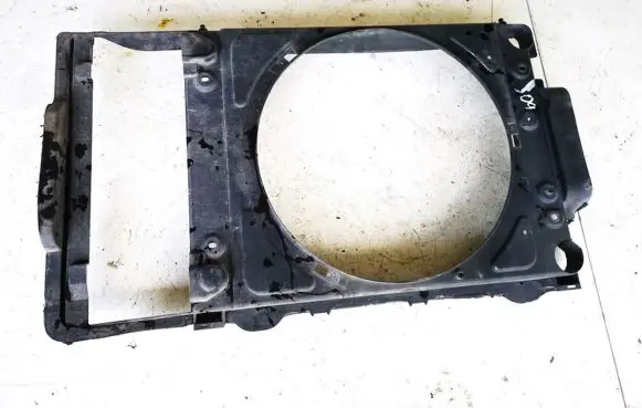 Radiator cooling fan shroud
