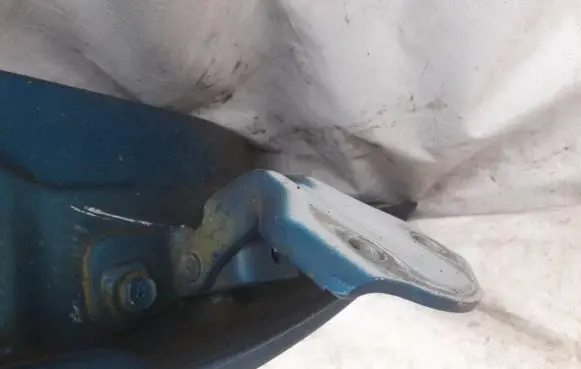 Hyundai Lantra I Rear door lower hinge