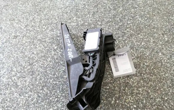 Volkswagen Jetta VI Accelerator throttle pedal 1K1721503AH