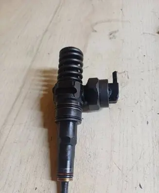Volkswagen PASSAT B5 Fuel injector 038130073F