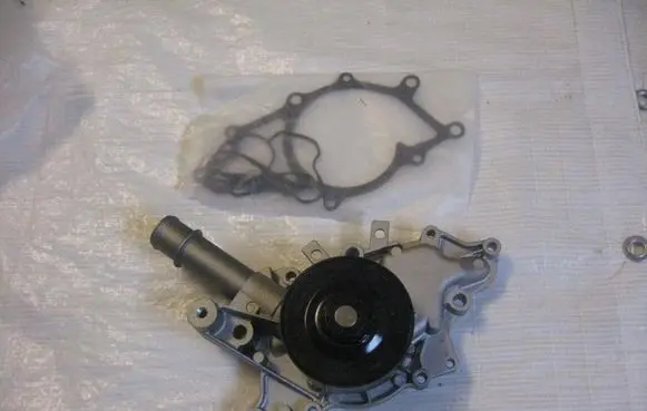 Mercedes-Benz Vito Viano W638 Water pump 6112000401