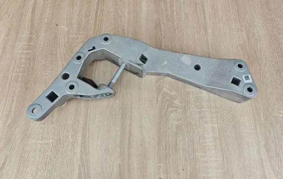 Gearbox mounting bracket