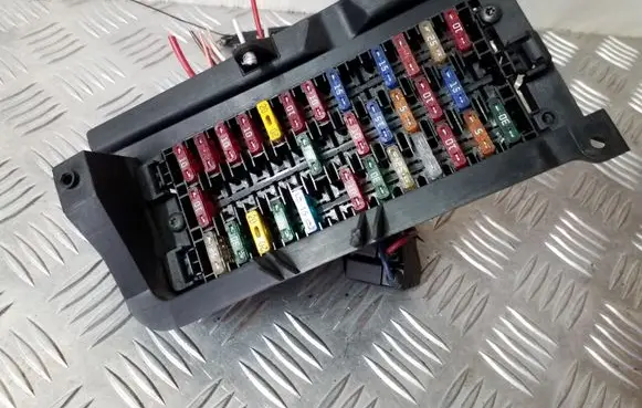 Renault Trafic II (X83) Fuse module