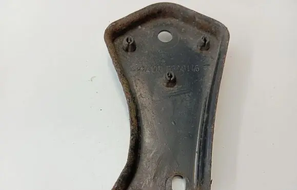 Mercedes-Benz C W204 Engine mounting bracket A2043520146