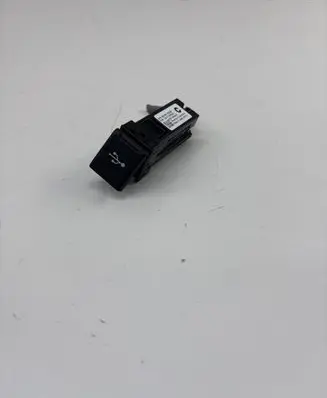 Toyota RAV 4 (XA50) USB socket connector 8619042030