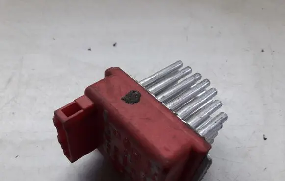 Audi A4 S4 B5 8D Heater blower fan relay 