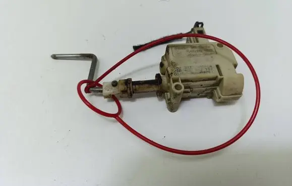 Audi A6 S6 C5 4B Fuel tank cap lock motor 