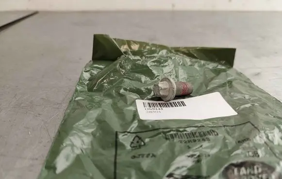 Jaguar F-Pace Nuts/bolts T2H9243