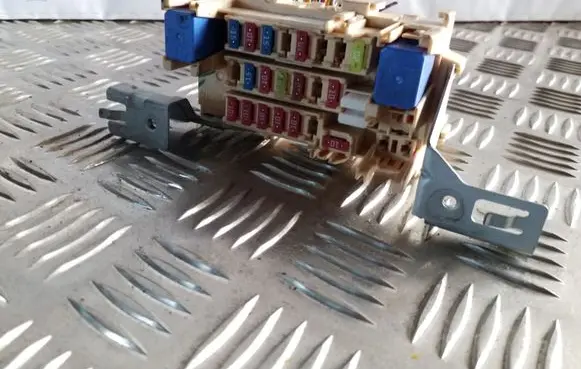 Nissan Juke I F15 Fuse module