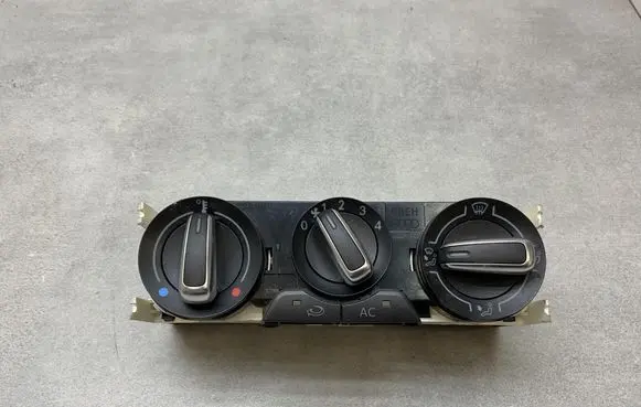 Audi A1 Climate control unit 8X0820045A
