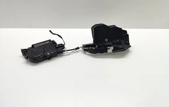 BMW 5 F10 F11 Front door soft close latching motor 41513098 7185689 51217185689