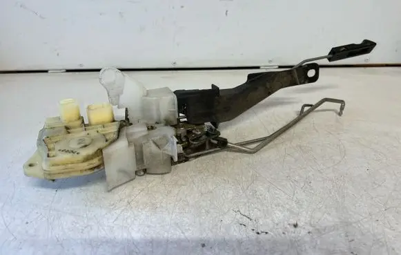 Honda CR-V Front door lock 