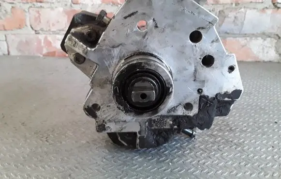 Volvo S60 Fuel injection high pressure pump 8689590