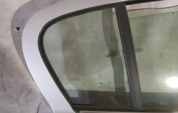 Rear vent window glass