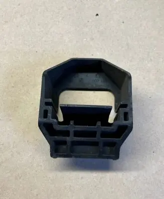 BMW 1 E81 E87 Radiator mount bracket 7807184