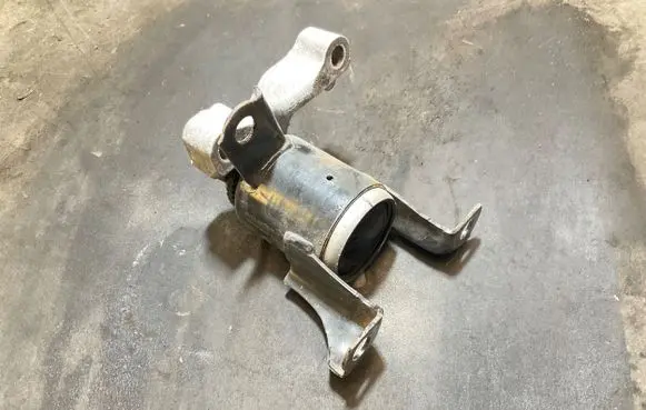 Ford Fiesta Engine mount bracket 8V516F012AH 291120101C
