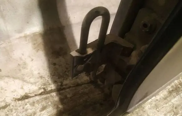 Volkswagen PASSAT B6 Rear door lower hinge 