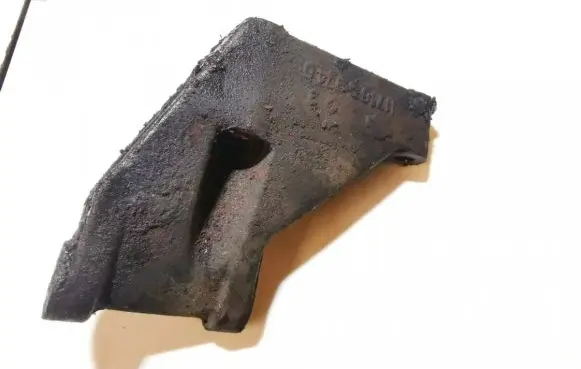 Nissan Serena Engine mounting bracket
