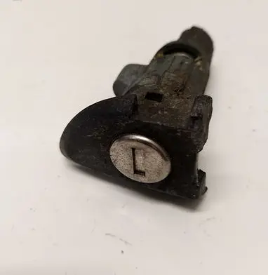 Volkswagen PASSAT B6 Front door lock (next to the handle)