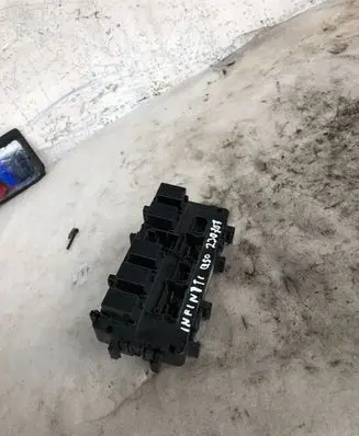 Infiniti Q50 Fuse module