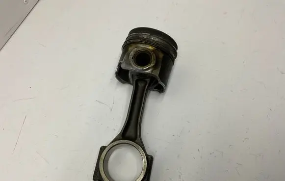 Volkswagen PASSAT B6 Piston with connecting rod