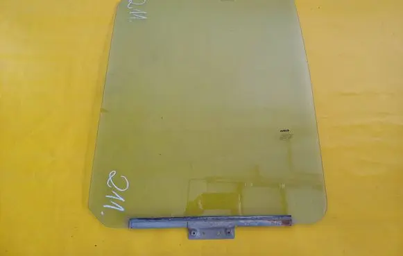 Iveco Daily 35 - 40.10 Front door window glass four-door