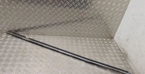 Toyota Avensis T270 Front door glass trim molding 
