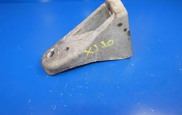 Jaguar XJ X351 Engine mounting bracket 5R836037BB
