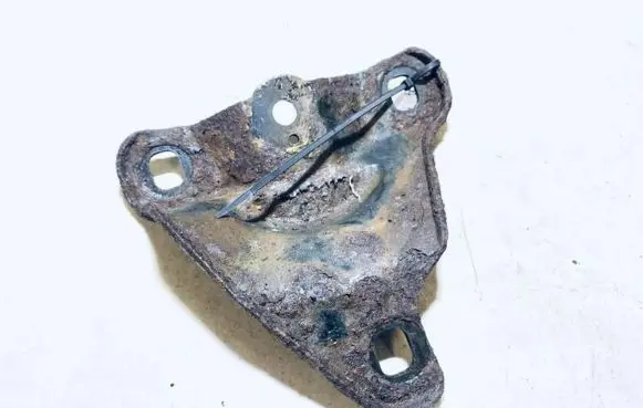 Ford Mondeo MK II Engine mounting bracket