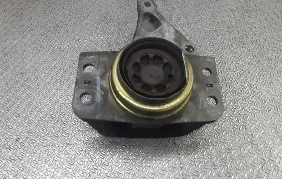 Peugeot 307 Engine mount bracket