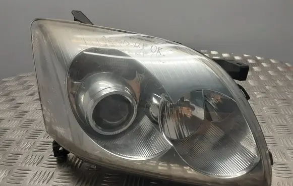 Toyota Avensis T250 Headlight/headlamp 21211F3R