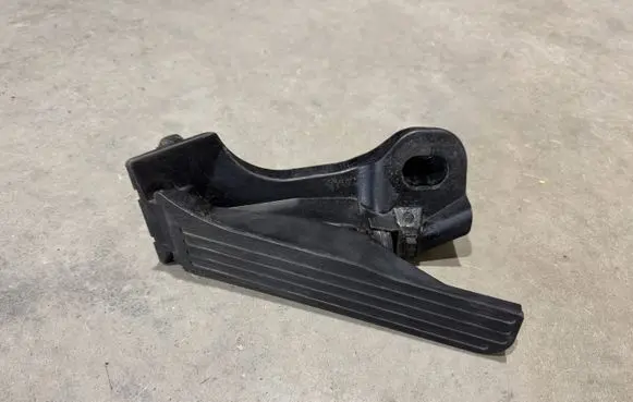 Accelerator throttle pedal
