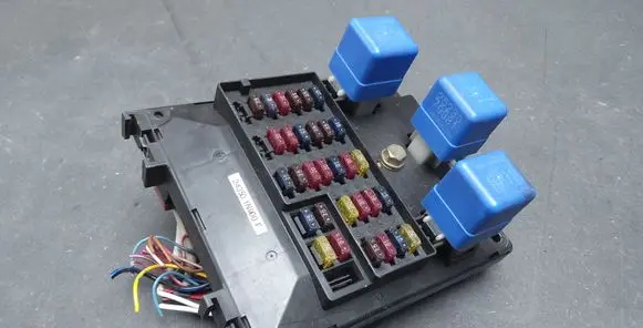 Nissan Primera Fuse box set 243501N000F 2523079981 1N06G01