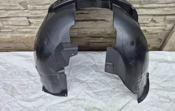 Front wheel arch liner splash guards