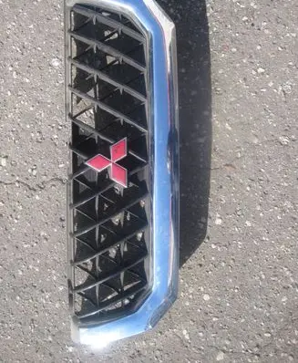 Mitsubishi Pajero Sport I Front bumper upper radiator grill MR478595