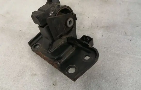 Toyota Avensis T270 Engine mount bracket 123720R040