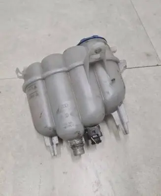 Audi A4 S4 B9 Coolant expansion tank/reservoir 8W0121405E