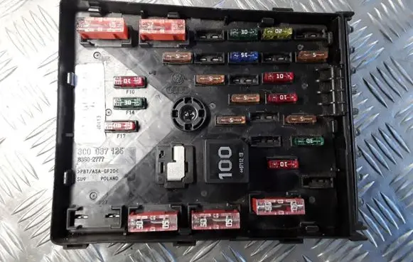 Volkswagen PASSAT CC Fuse module 3C0937125 63592777