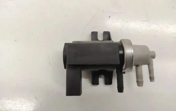 Audi A4 S4 B6 8E 8H Turbo solenoid valve 1J0906627B 72290345