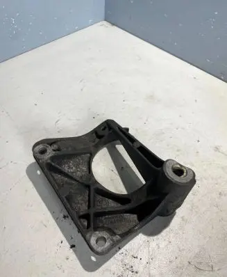 BMW 5 E60 E61 Engine mounting bracket 6761117
