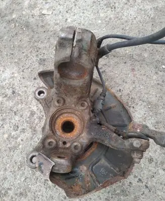 Volkswagen Golf V Front wheel hub