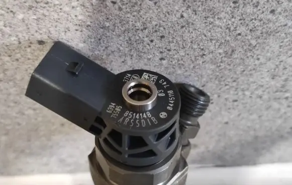 BMW 5 G30 G31 Fuel injector 8514148