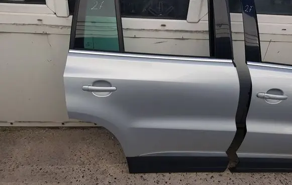 Volkswagen Tiguan Rear door