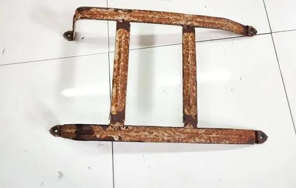Fuel tank mounting bracket